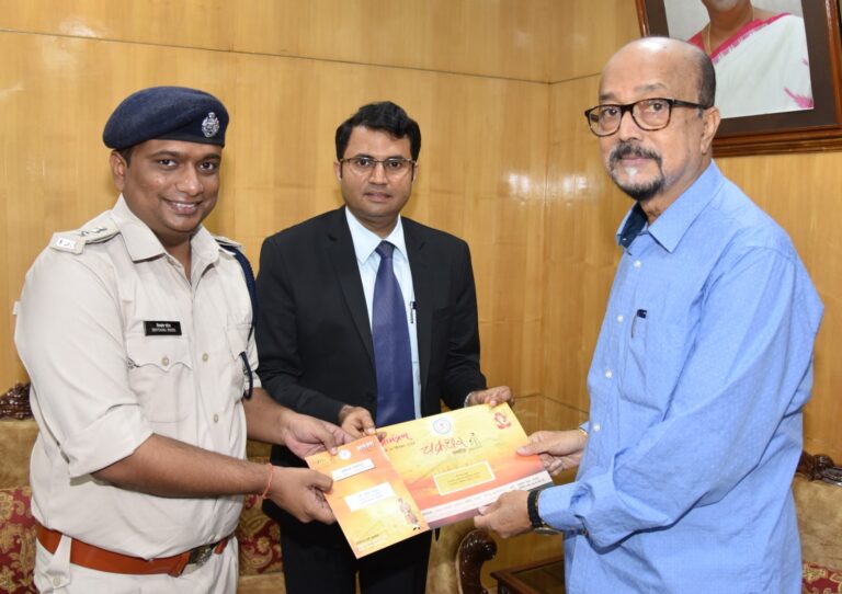 राज्यपाल श्री रमेन डेका को चक्रधर समारोह का न्योता देने राजभवन पहुंचे रायगढ़ कलेक्टर व पुलिस अधीक्षक रायपुर, 01 सितंबर 2024/राज्यपाल श्री रमेन डेका को रायगढ़ में आयोजित 39 वें चक्रधर समारोह में निमंत्रित करने के लिए रायगढ़ कलेक्टर श्री कार्तिकेया गोयल व पुलिस अधीक्षक श्री दिव्यांग पटेल आज राज भवन पहुंचे। उन्होंने राज्यपाल श्री डेका को समारोह का निमंत्रण पत्र सौंपते हुए चक्रधर समारोह के बारे में जानकारी दी और कार्यक्रम में सम्मिलित होने के लिए आग्रह किया।