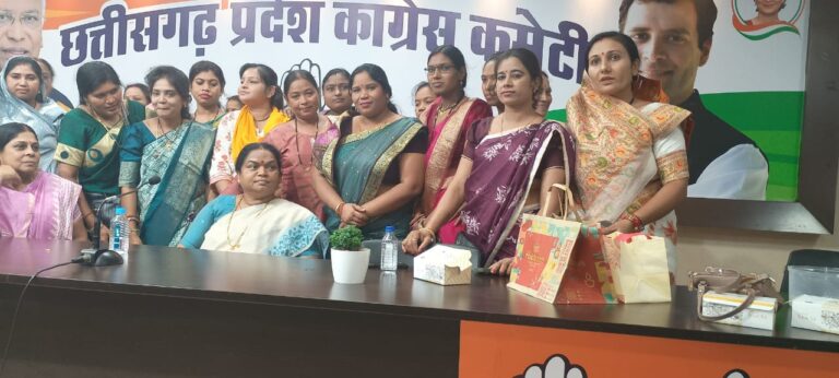 प्रदेश अध्यक्ष बैज एवं सांसद फूलोदेवी ने थपथपाया रानी चौहान का पीठ