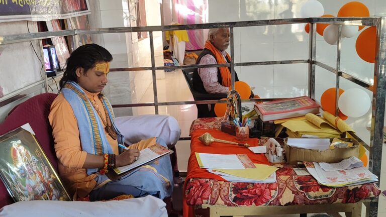 *पंडित जी- लोगों के मन मे सोची हुई बात को पर्चा में पहले ही लिख देते हैं और करते हैं समस्याओं का समाधान*